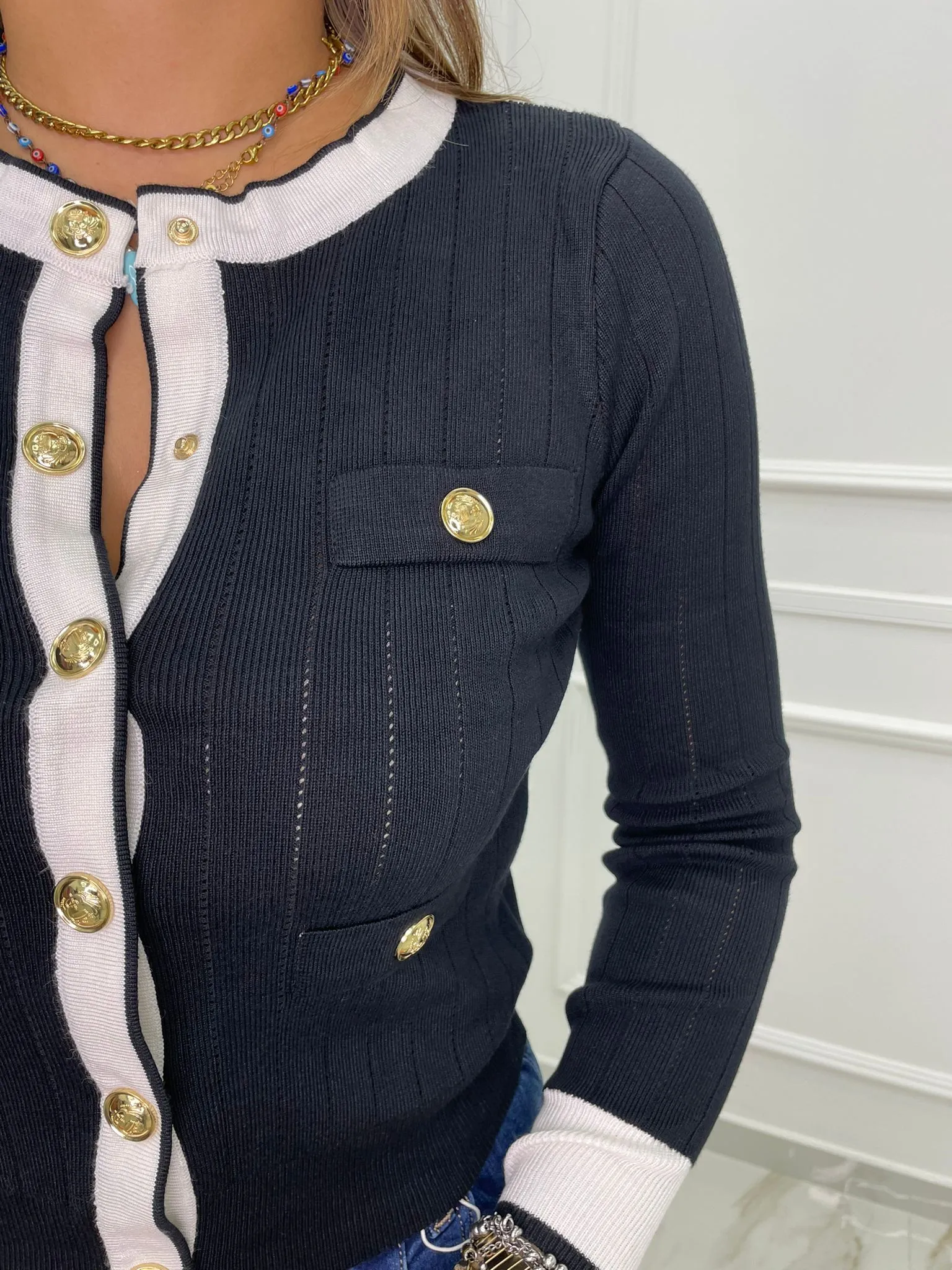 Cardigan bicolore con bottoni oro