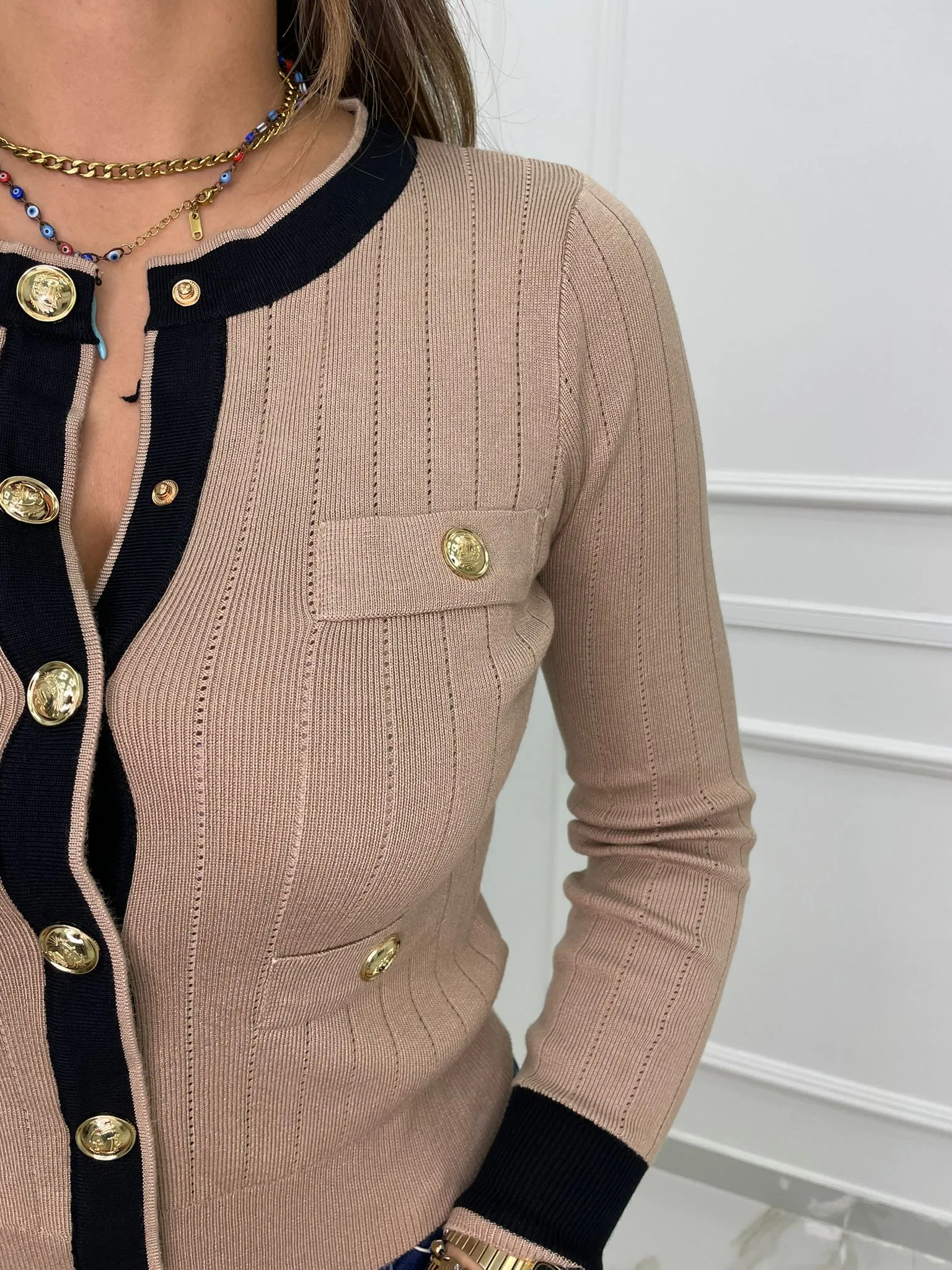 Cardigan bicolore con bottoni oro